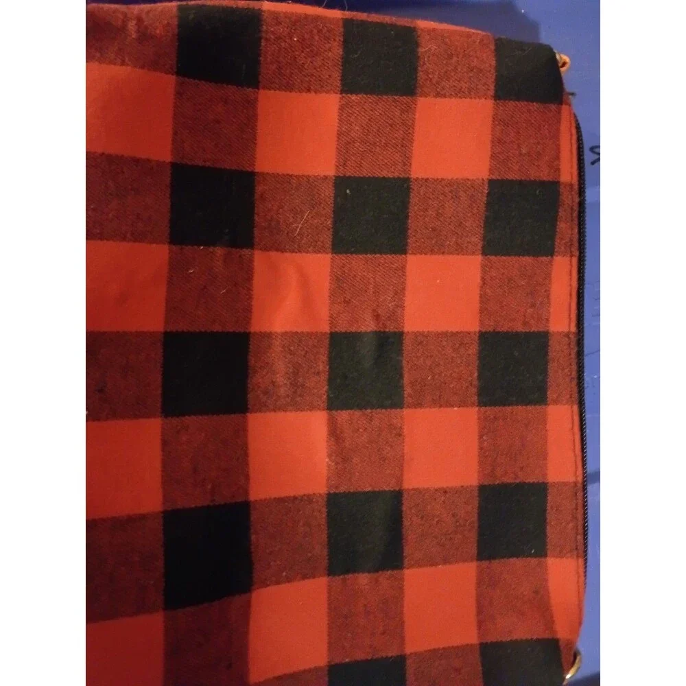 Buffalo plaid crossbody purse includes a detachable orange strap - Picture 3 of 4